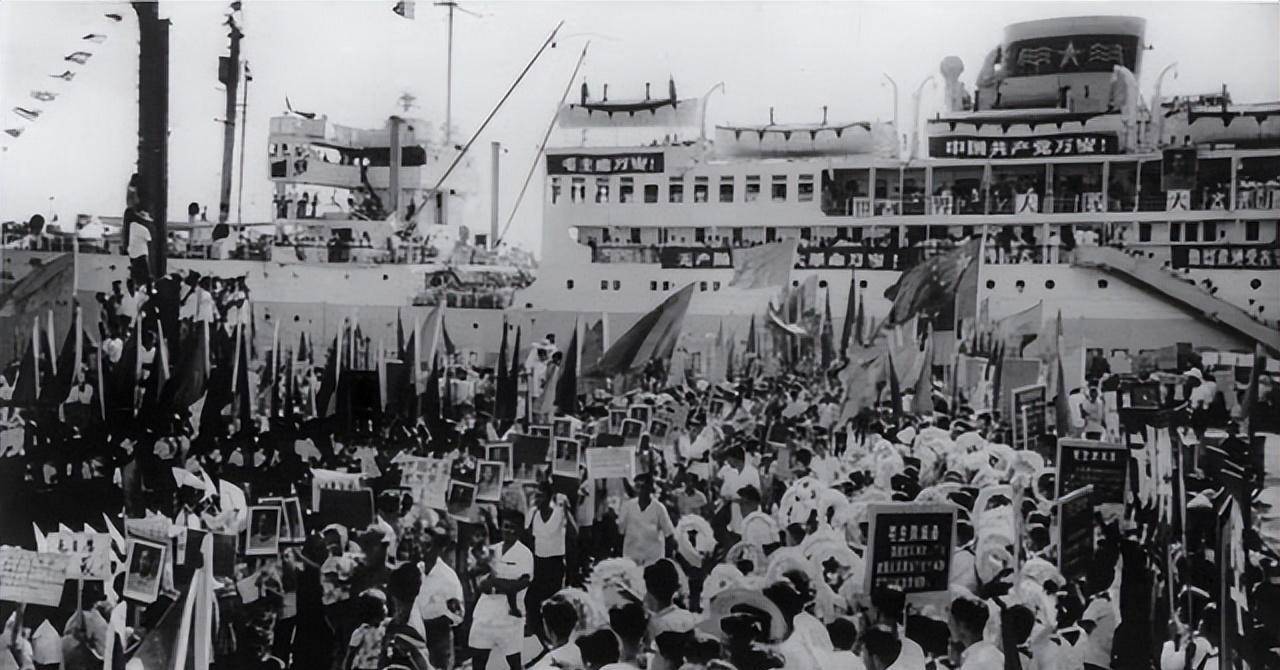 1966年印尼撤侨:海军舰队前往示威,战士乔装客轮船员救回同胞_光华