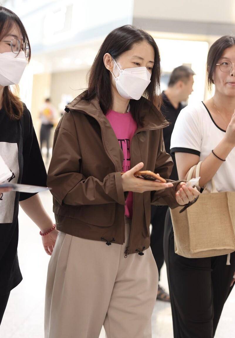 刘敏涛素颜干净去机场,三伏天穿长衣长裤,玫瑰色t恤好吸睛_休闲_风格
