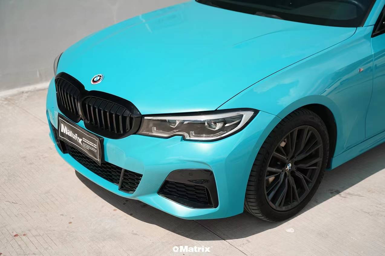 宝马3系matrix矩阵改色膜马尔斯绿,阳光照射下如同碧波荡漾