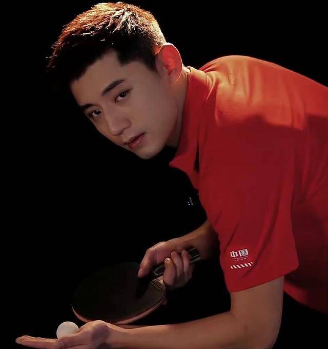 幼年时的张继科由于天赋优势,能够更好地接触乒乓球.