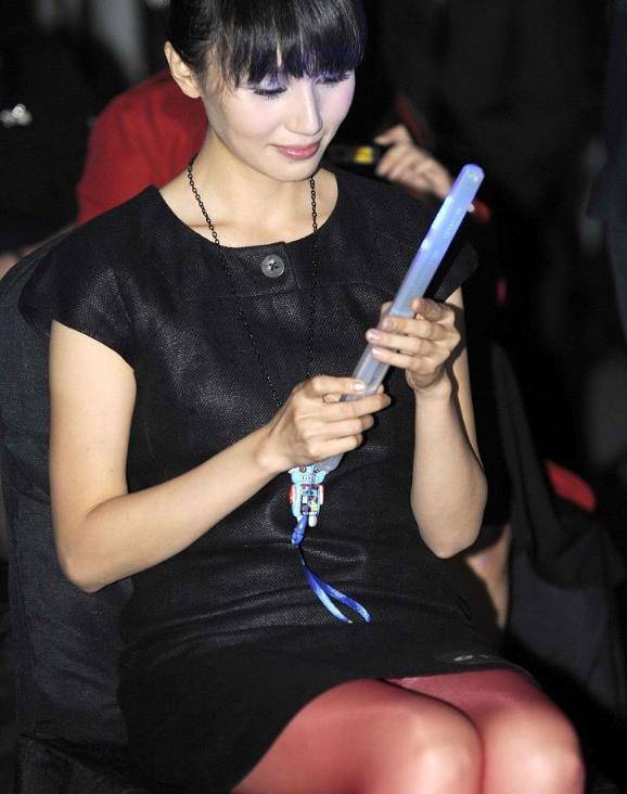 红丝袜,女装,袁泉找到了自己最美的状态,网友:喜欢!_时尚_女神_女孩