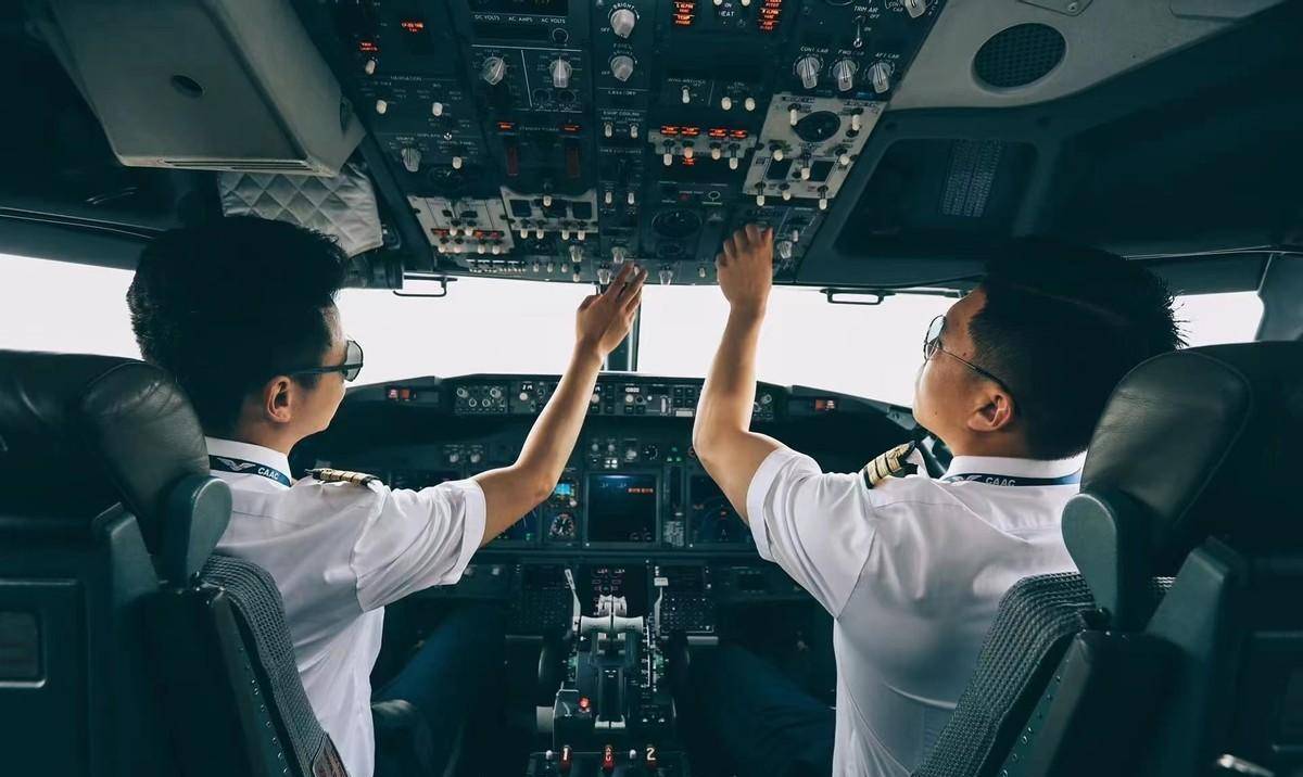 2017年，上海一男子假冒“富二代飞行员”，一年诈骗4名空姐200万
