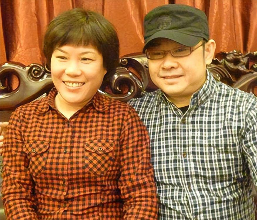 刀郎开庆功宴乐开花,妻子提60元包现身气质佳,二人被簇拥排场大_杨娜