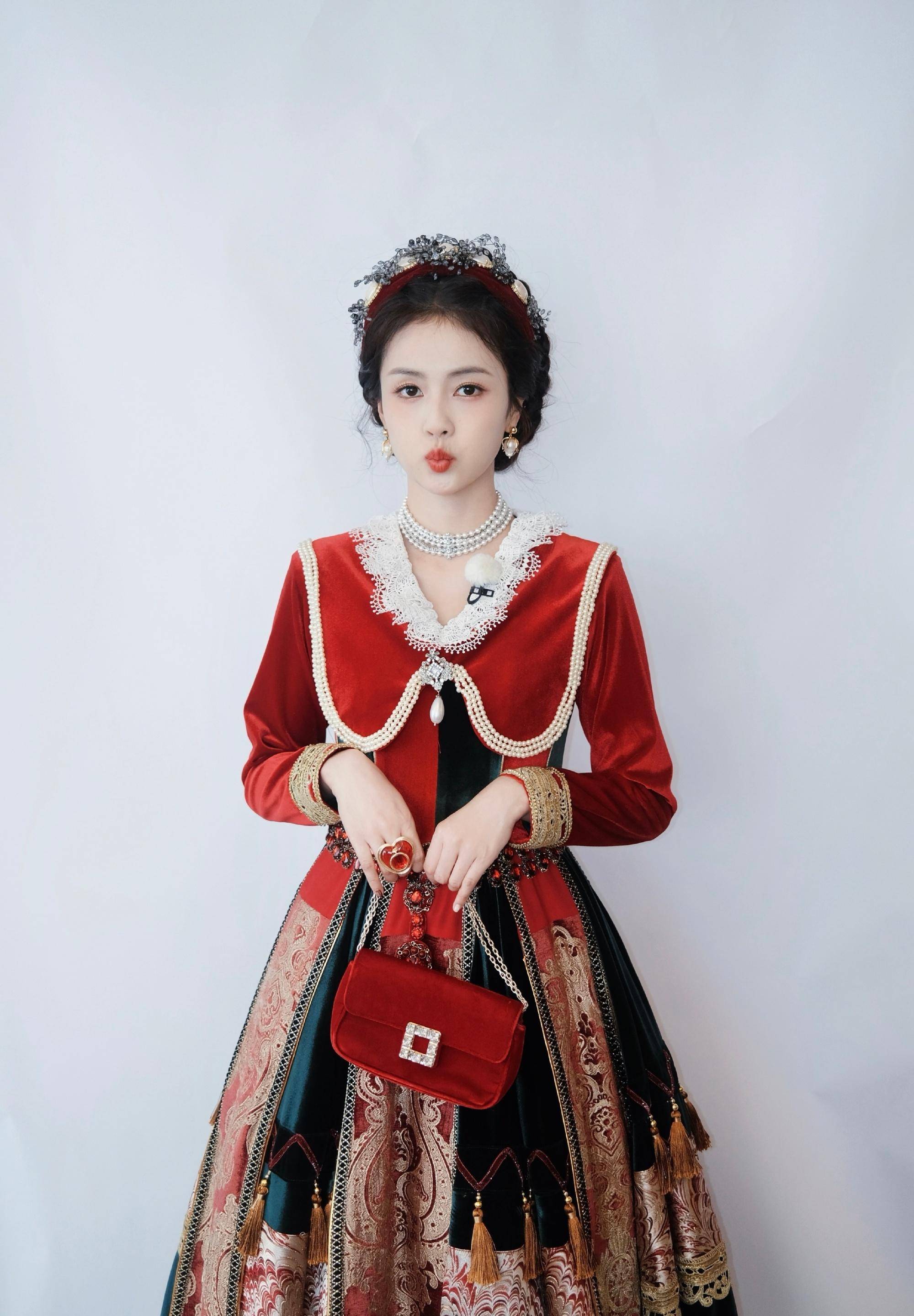 白鹿宫廷风造型,挽发红唇红裙优雅,高贵迷人的菠萝公主来了_时尚_姐姐