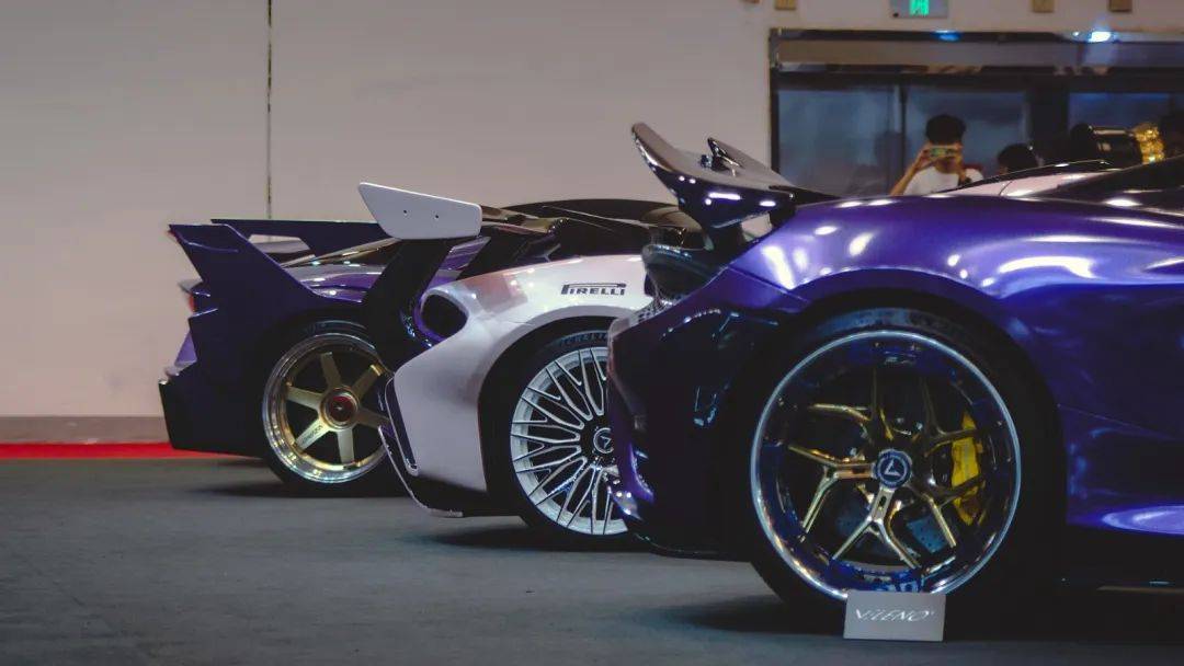 凯伦p1,一辆配备liberty walk套件的兰博基尼aventador和一辆法拉利ff