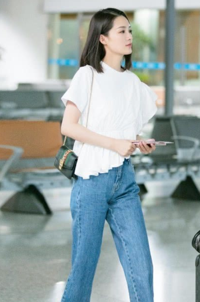 下穿一件深色系的高腰七分裤,秒变大长腿,休闲又时尚,穿一双小白鞋