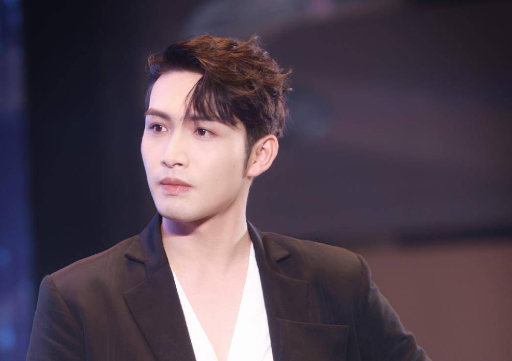 因机场粉丝太多,张彬彬直接被俩安保架着走,随后直言自己不敢动_明星