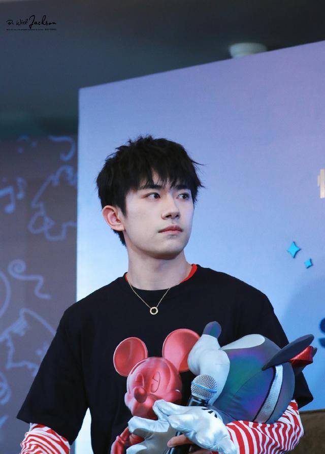 要知道易烊千玺为拍摄电影《长津湖》也是闭关了半年之久,要知道一部