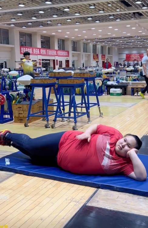 19岁世界冠军李雯雯:7次打破世界记录,却因搞笑天赋被网友喜爱_教练