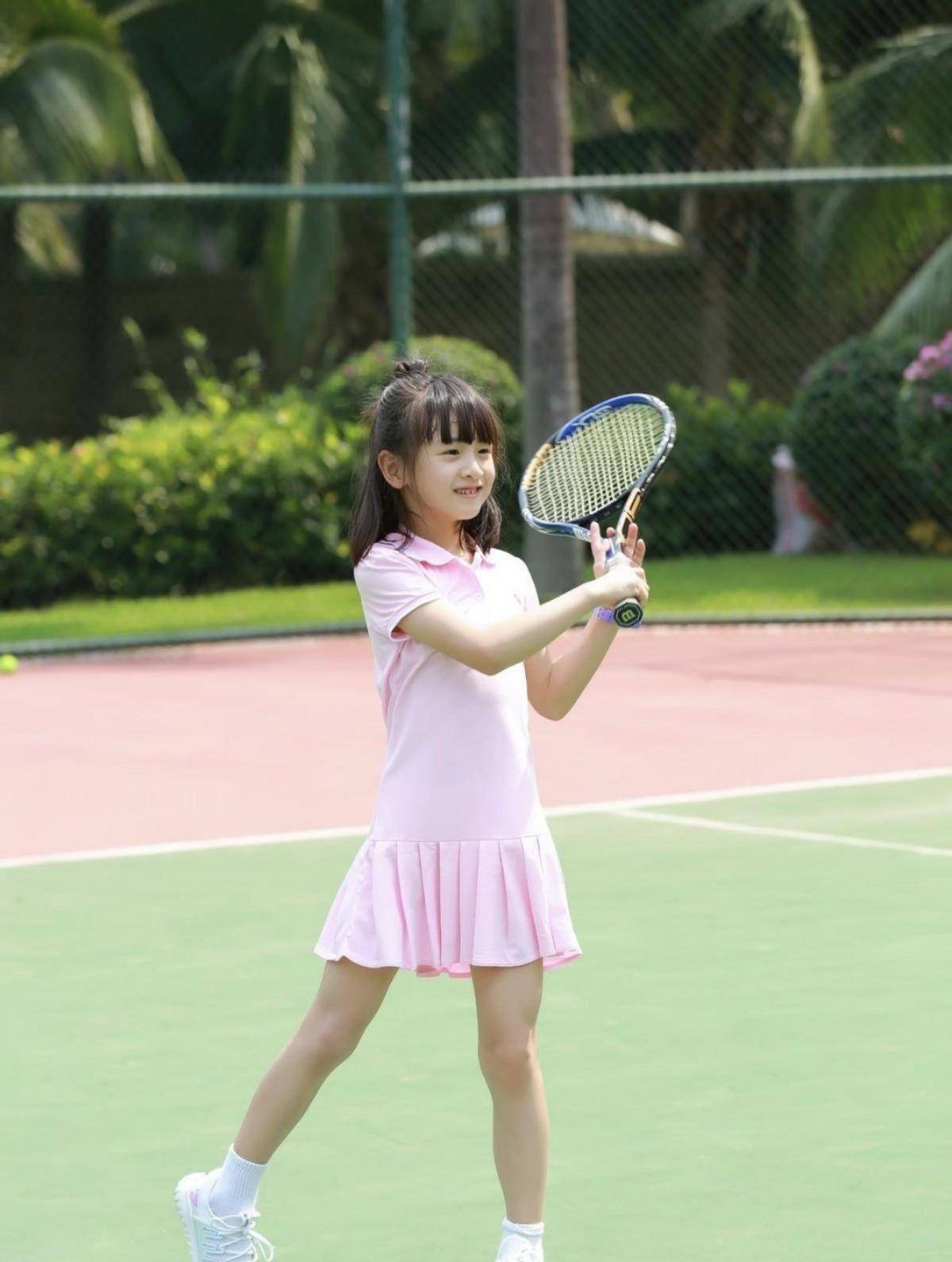 14岁森碟与何鸿燊四太合影,身高直逼爸爸田亮,腿上伤痕引关注_田雨橙