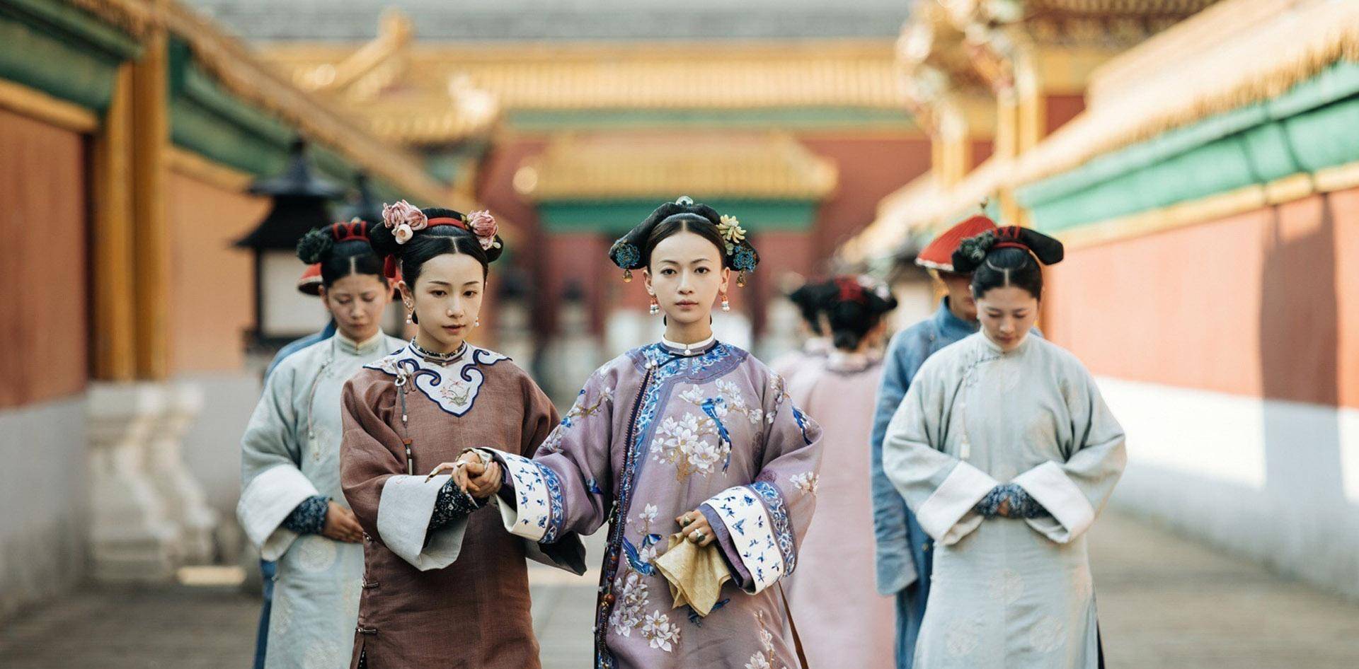 清朝妃子走路时,为何要宫女扶着胳膊?有哪些说法?_花盆_鞋底_娘娘