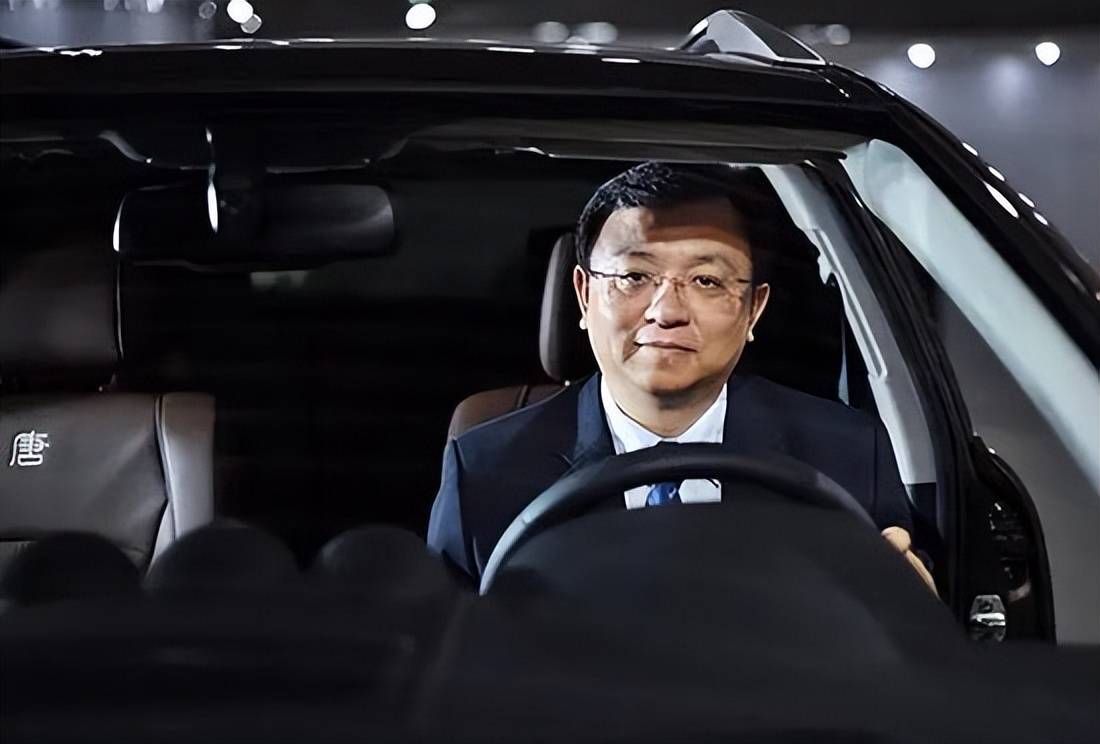 曾被马斯克看不起,20年砸千亿搞研发,自己却坐地铁在食堂吃饭_王传福