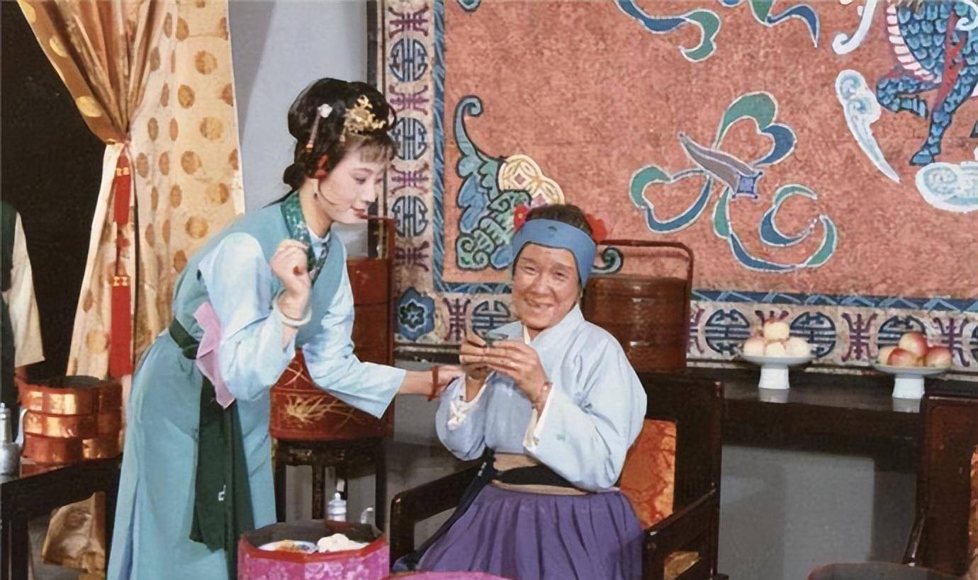 给刘姥姥品尝,她一饮而尽,喝出穷苦人的尊严_贾府_王熙凤_王夫人