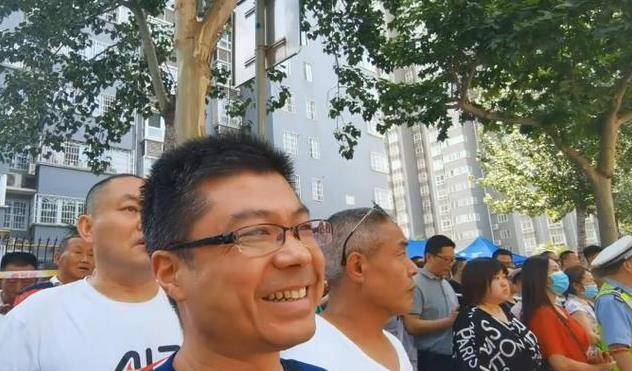 女儿高考估分能上清华，父亲大摆酒席，成绩出来后成“众人笑柄”