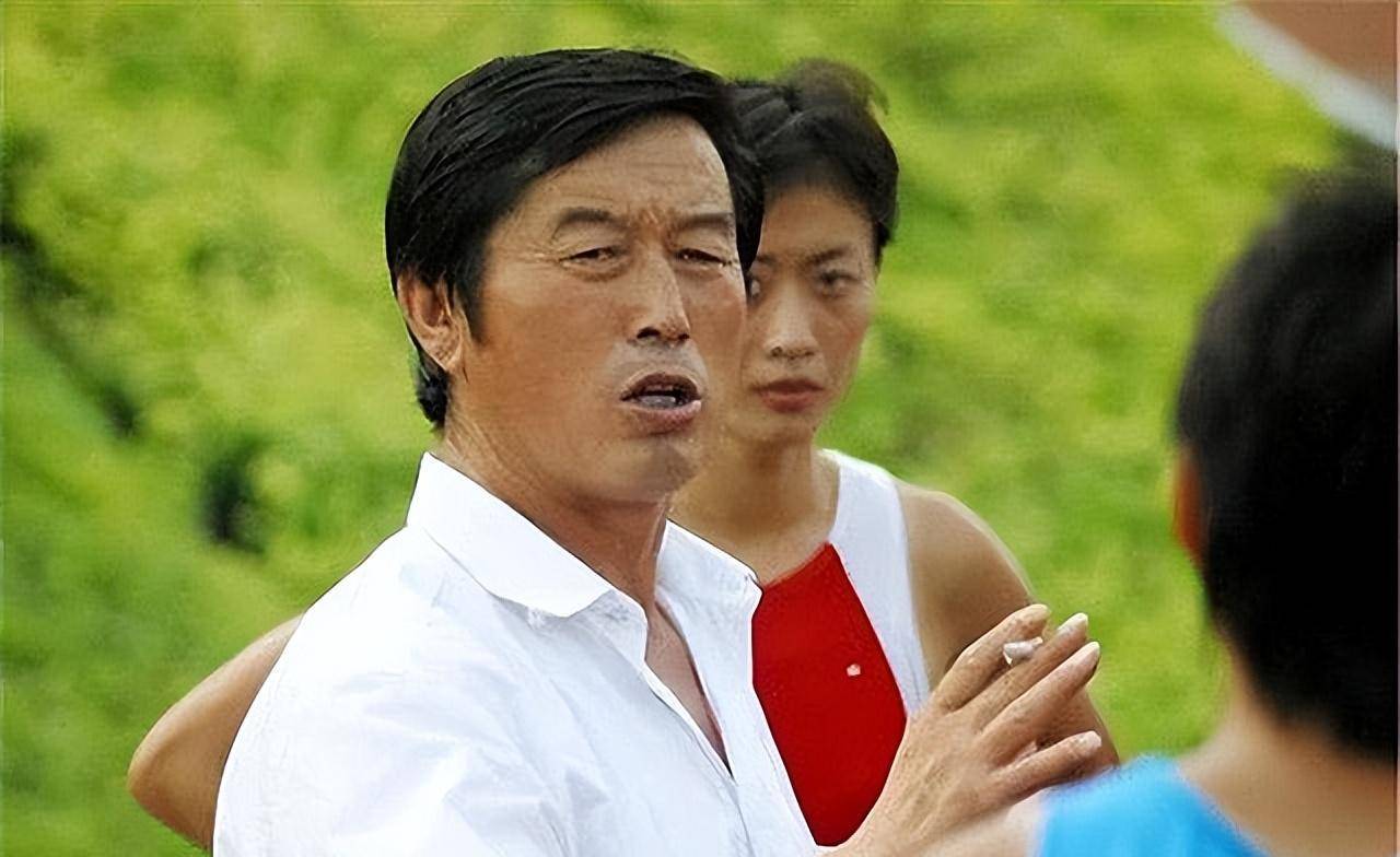 1993年,马俊仁带领"马家军"破下世界记录,退役后养藏獒卖千万_训练