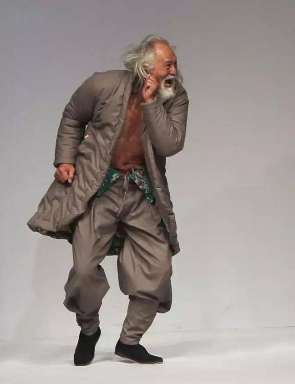 2015年,70岁东北老头靠浑身腹肌走红网络,如今他过的怎样了?