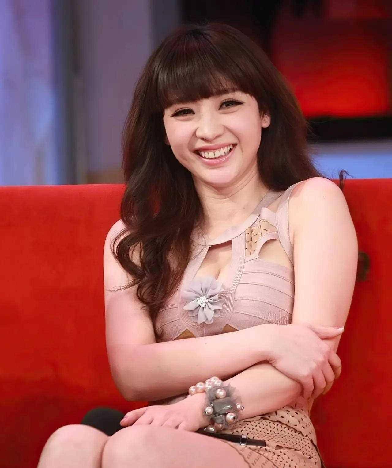 柳岩-深v短裙齐刘海早年节目录制图片分享_时尚_观众们_内容