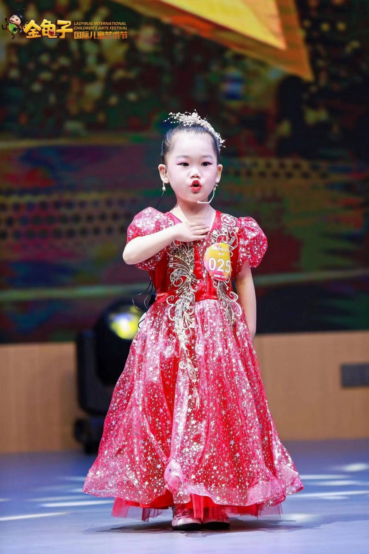 小金人主持九周年庆典人气冠军:韩沐宸_比赛_表演_绿色