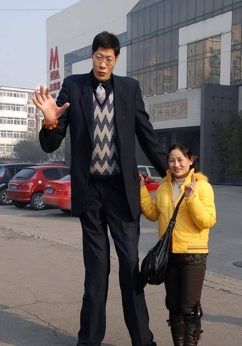 亚洲第一巨人张俊才:身高竟达2.42米,斩获世界纪录后生活如何?