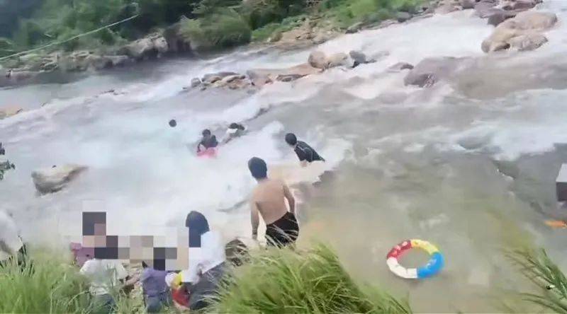 游客在网红景点拍照河道突涨水7人遇难,希望类似悲剧莫再上演
