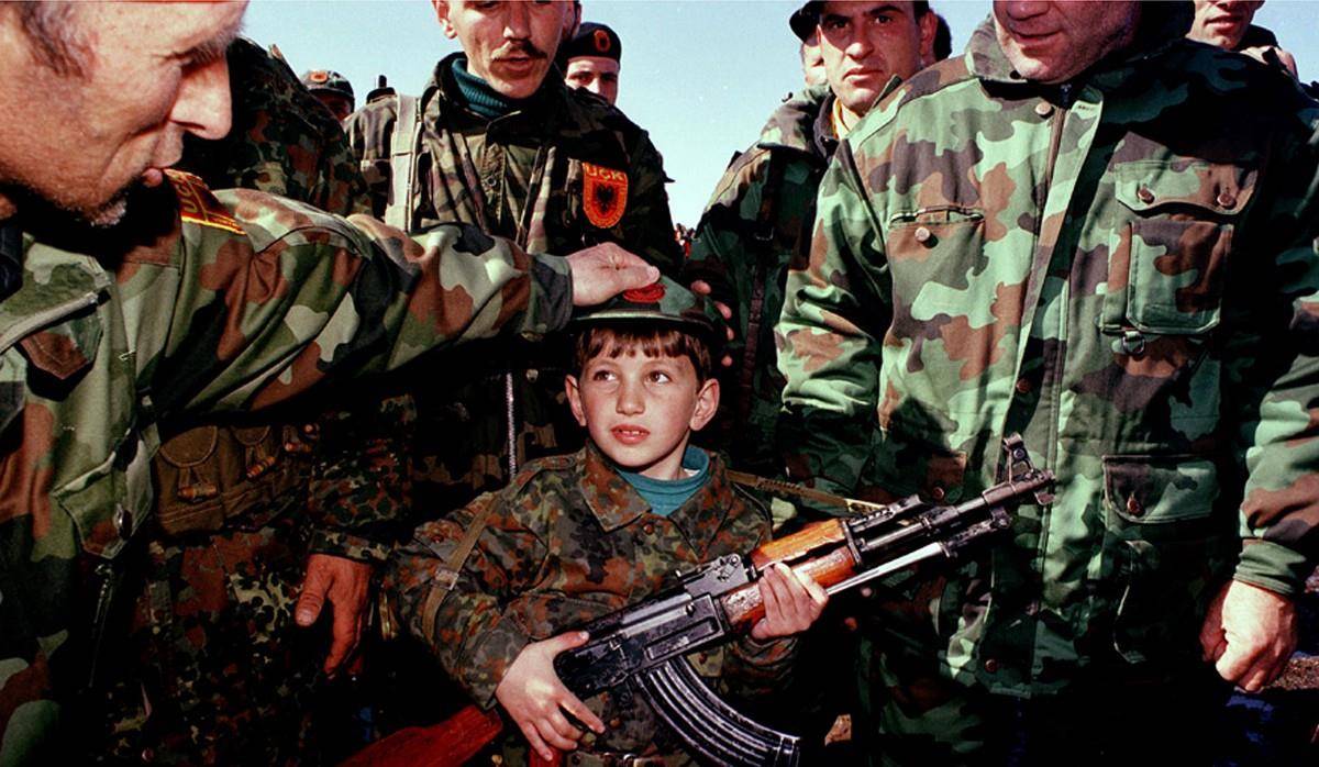 公决,宣布成立科索沃共和国,还组织了一支军队,名叫"科索沃解放军"