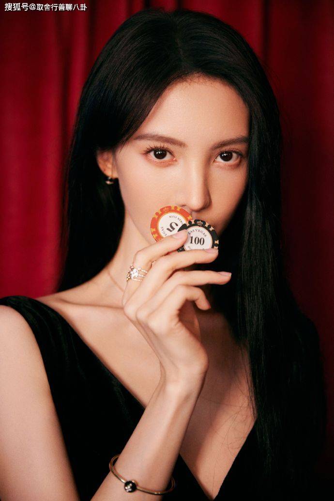 《孤注一掷》:最美女荷官,金晨穿深v长裙,小口抽烟纯欲感十足_网友