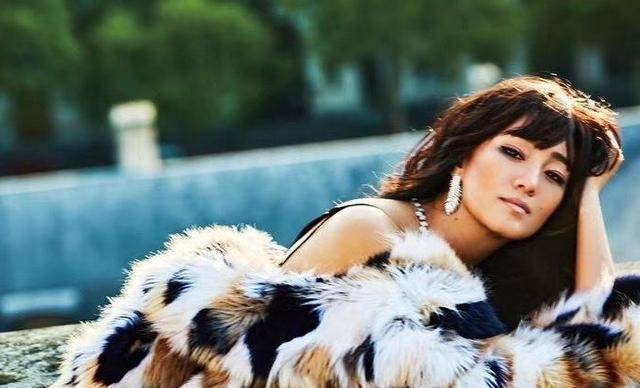 53岁巩俐齐刘海近照曝光!