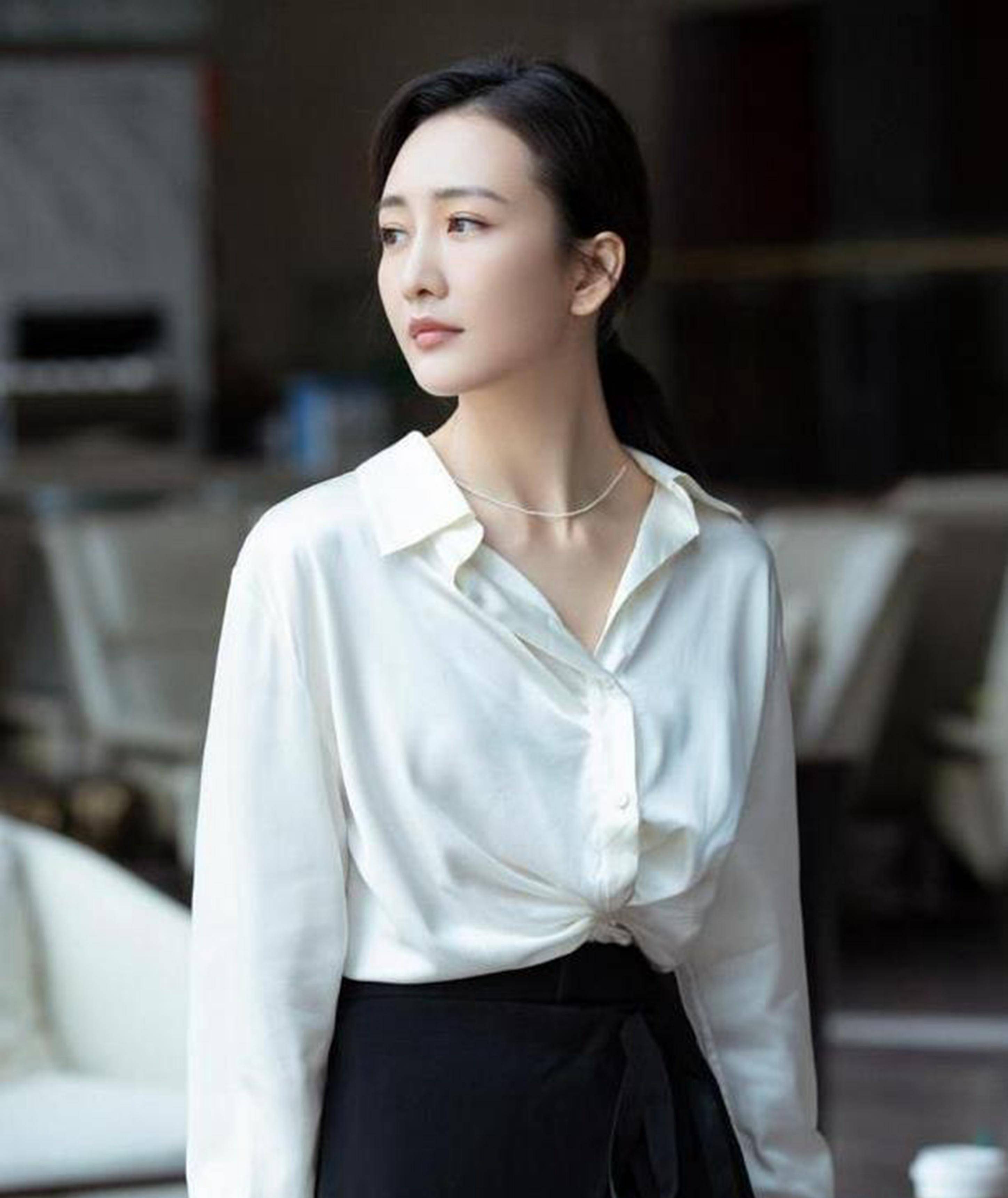 王鸥太大胆了,她穿着时髦的裙子,秀出自己的身材,时髦又不失风格_时尚