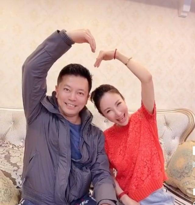 57岁何政军近照曝光,与美女同框"比心",精神奕奕气质帅气儒雅_网友