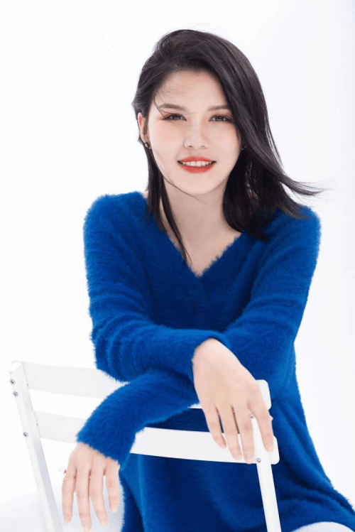 《因为爱》,《一道光》,《突然想恋爱了》等,还为匹克运动做代言人