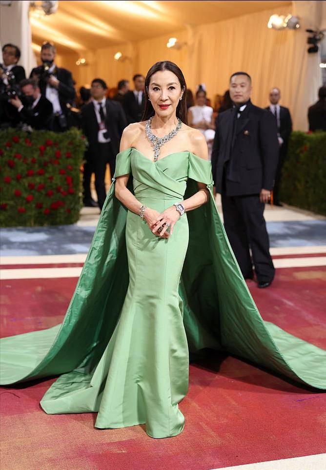 宋慧乔metgala粉装可爱谷爱凌礼服性感,紫琼绿礼服养眼文迪扮嫩_时尚