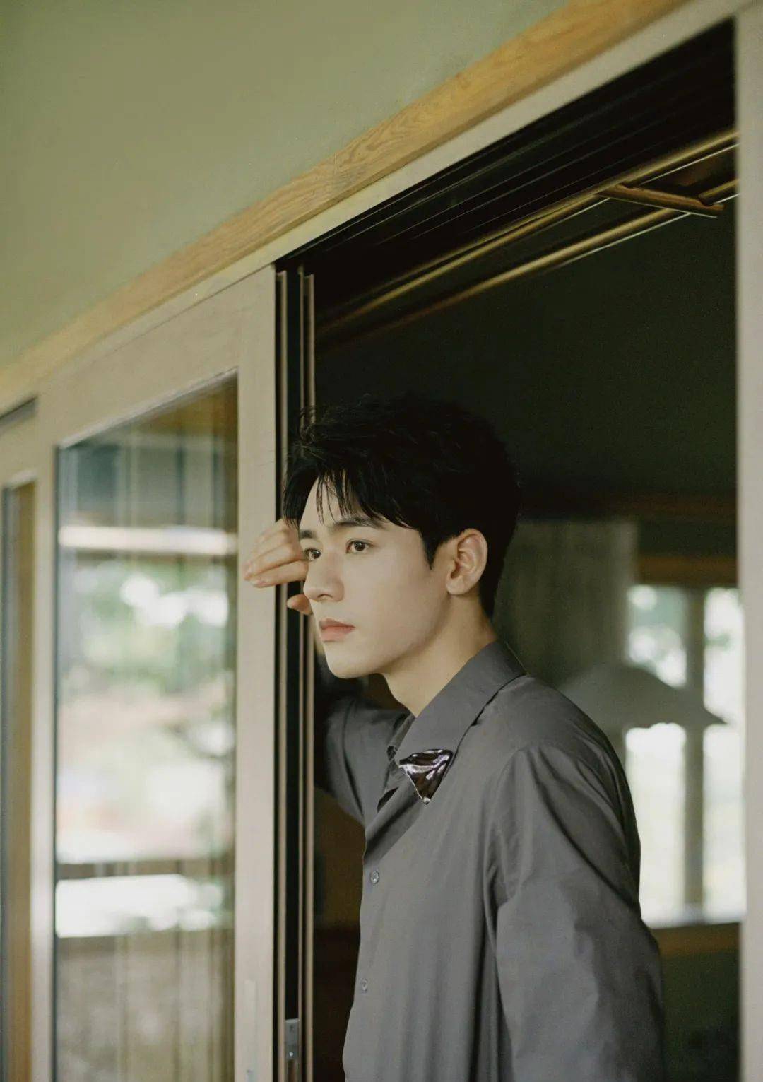 《醉玲珑》中坦率忠诚的十一皇子元澈认识到剑眉星目的龚俊,也从那时