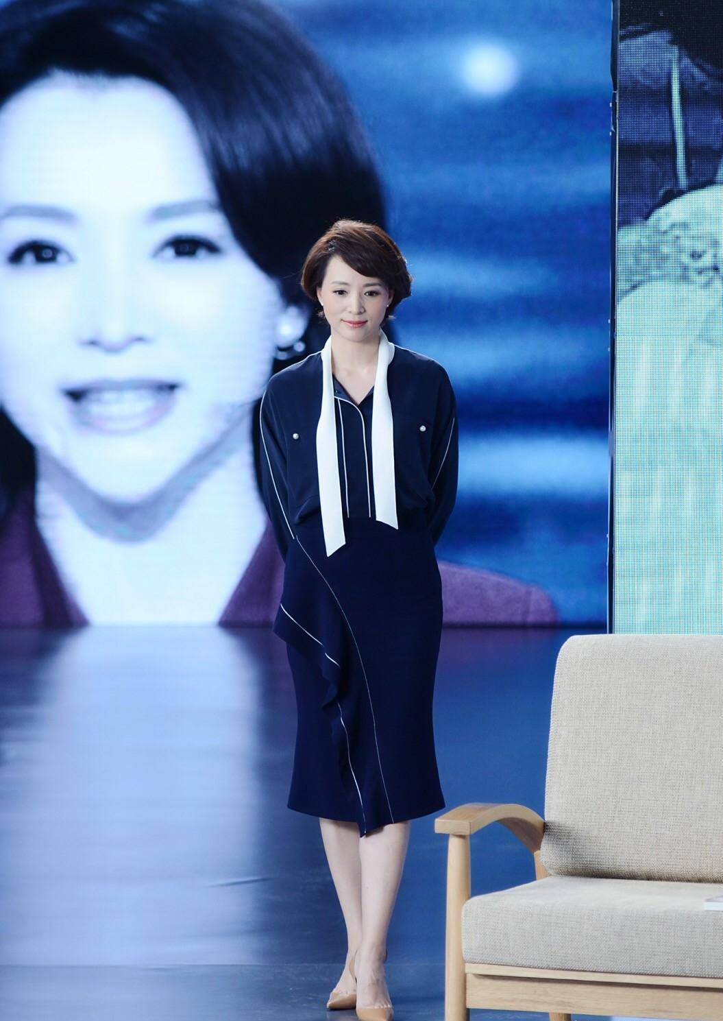 见过大场面的女人,穿裙子都不会高于膝盖,看陈数,董卿就懂了_时尚