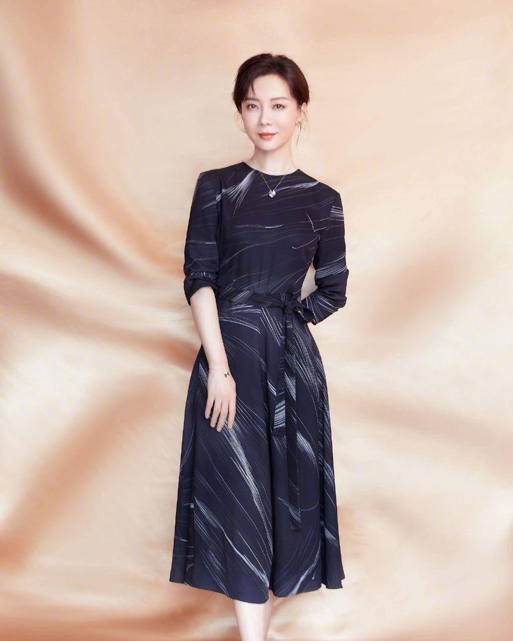 见过大场面的女人,穿裙子都不会高于膝盖,看陈数,董卿就懂了_时尚