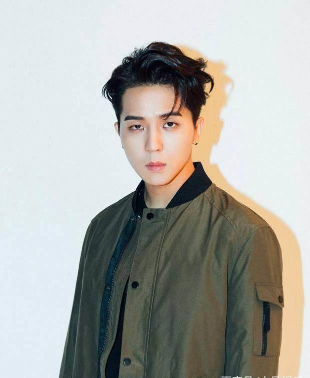 宋旻浩在队中以充满魅力的重低音展现了强烈的存在