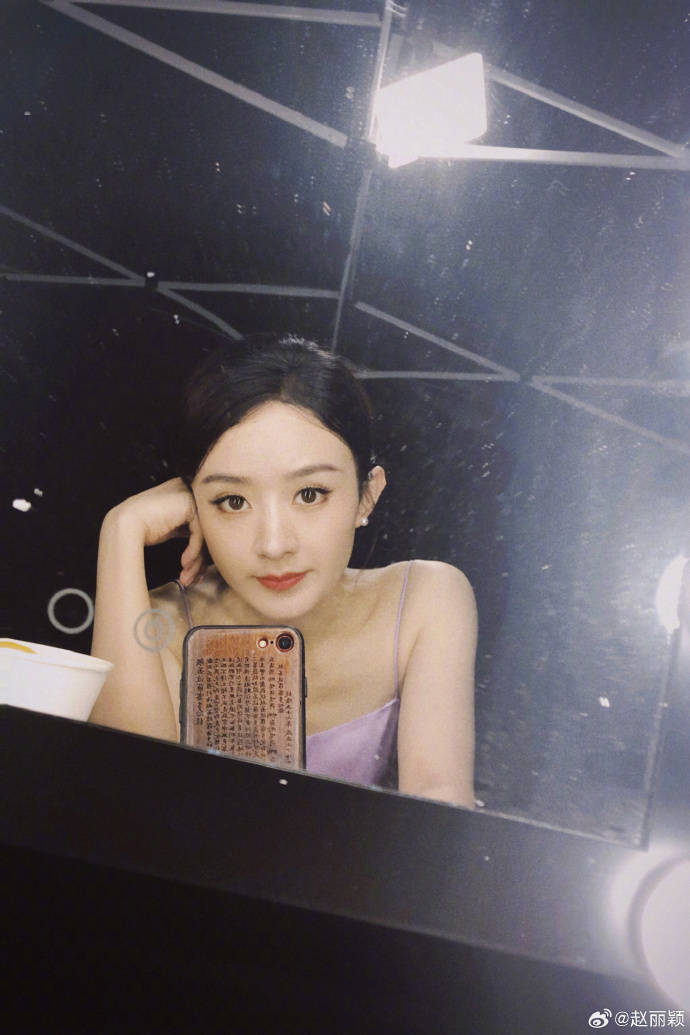 赵丽颖晒自拍美照,嘟嘴卖萌似少女,与儿子频繁互动母爱感爆棚