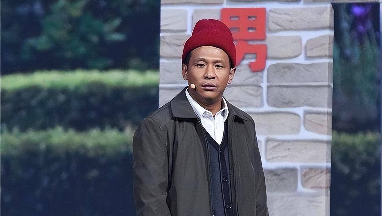 霍晓红当时是剧团里最有名气也最厉害的演员,她不嫌弃宋小宝长得丑