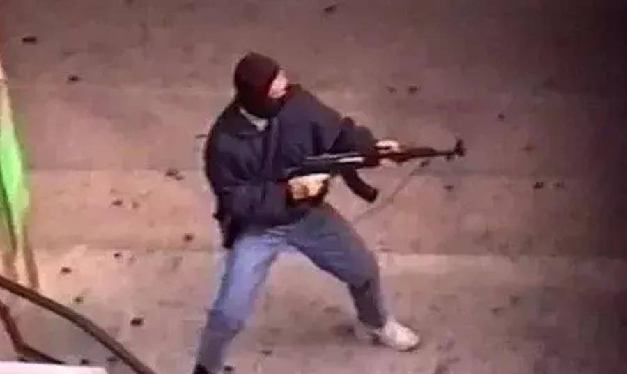 当天,8名蒙面匪徒手持两支五六式半自动步枪和多支五四式手枪在2分钟