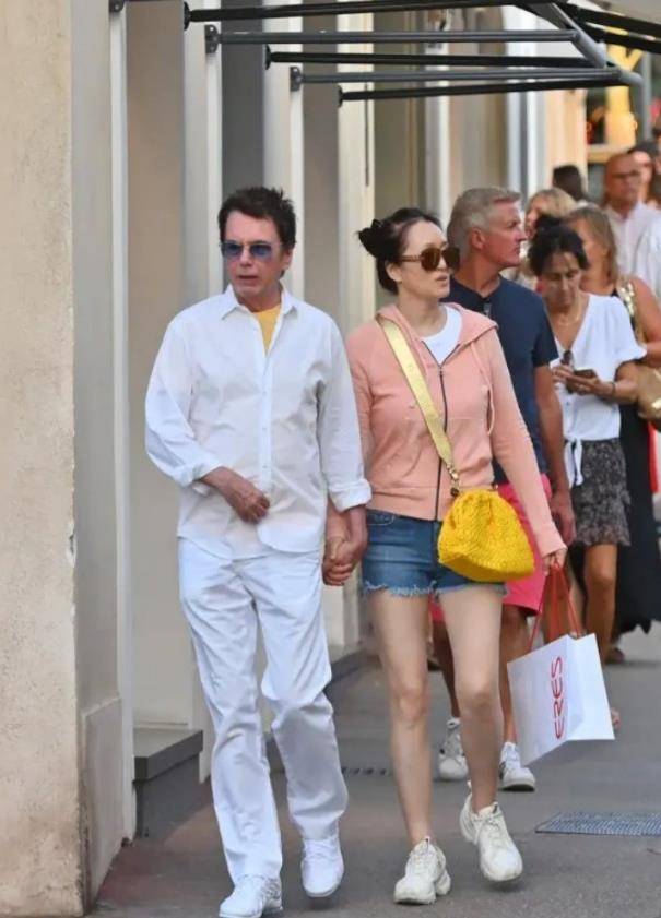 牵手抱臀超亲密,嘴巴歪着没眉毛,发际线吸睛_米歇尔·雅尔_妻子_墨镜