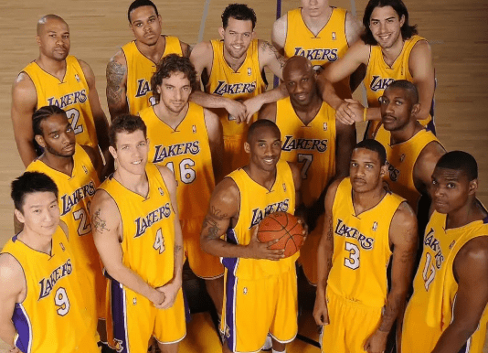 在每个揭幕战上,湖人队员们都会感受到那种站在领奖台上的兴奋和自豪