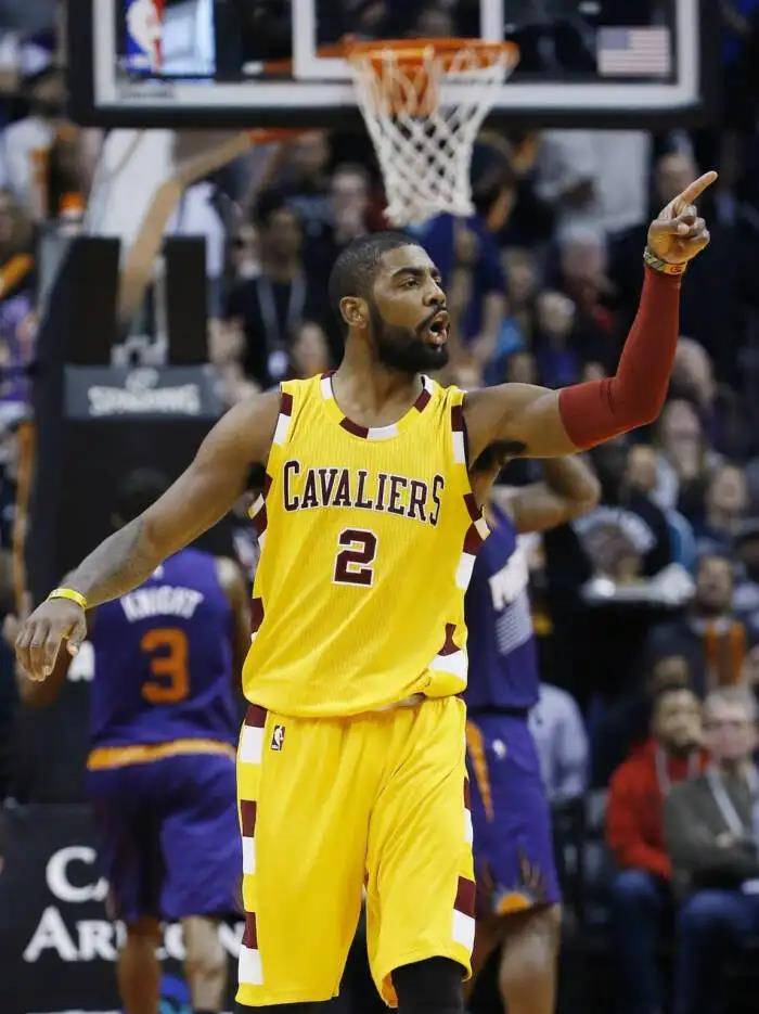 欧文可能会突然用背后运球穿过对手的腿部,从而突然改变球的位置,迅速