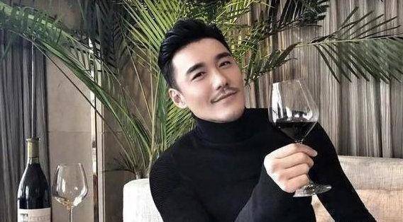 50岁的胡兵身材肌肉依旧,男人的老去可以有多优雅_运动_花瓶_女郎