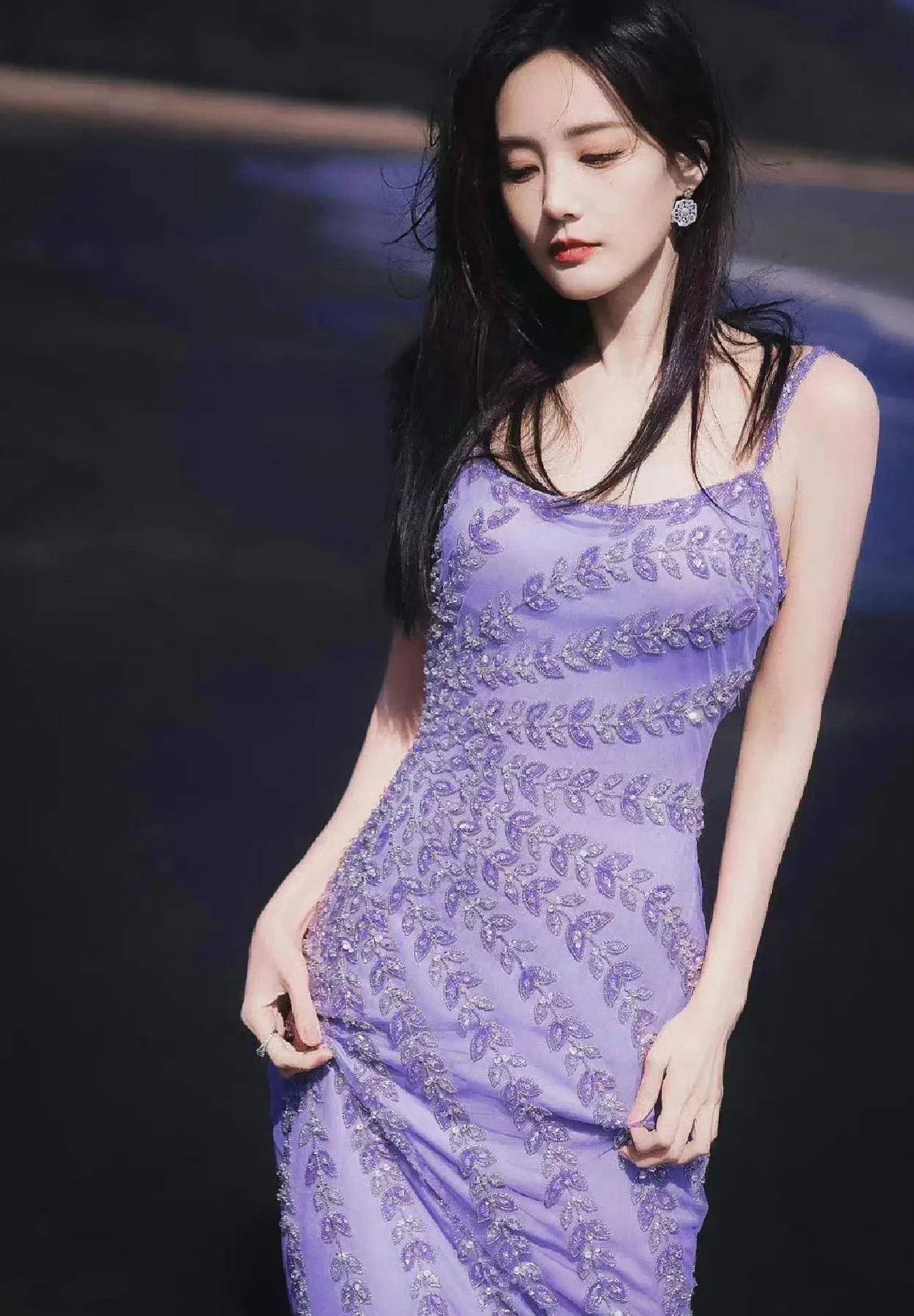李一桐穿着淡紫色紧身衣越来越高级了_时尚_颜色_魅力