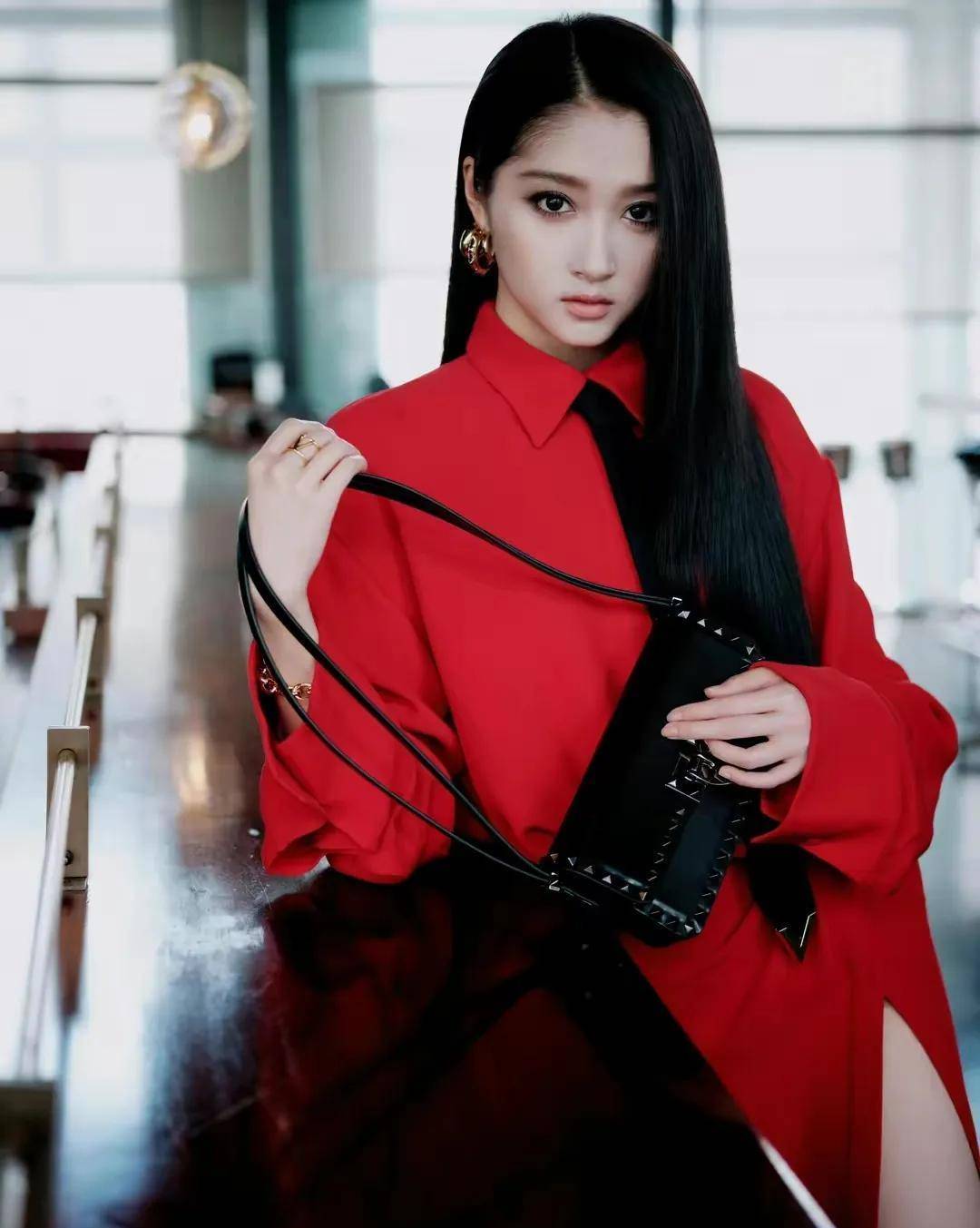 关晓彤一袭高级红裙秀美腿,黑色长直发搭配烟熏妆,酷炫又时尚又酷!