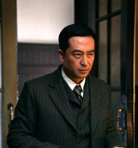 不要轻易小看中年男演员如今的模样,看到年轻时候的张嘉译,小鲜肉还得