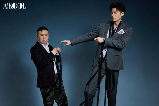 62岁潘长江跟男神拍杂志,身高差一头,可穿西装配衬衣精神头十足_衬衫