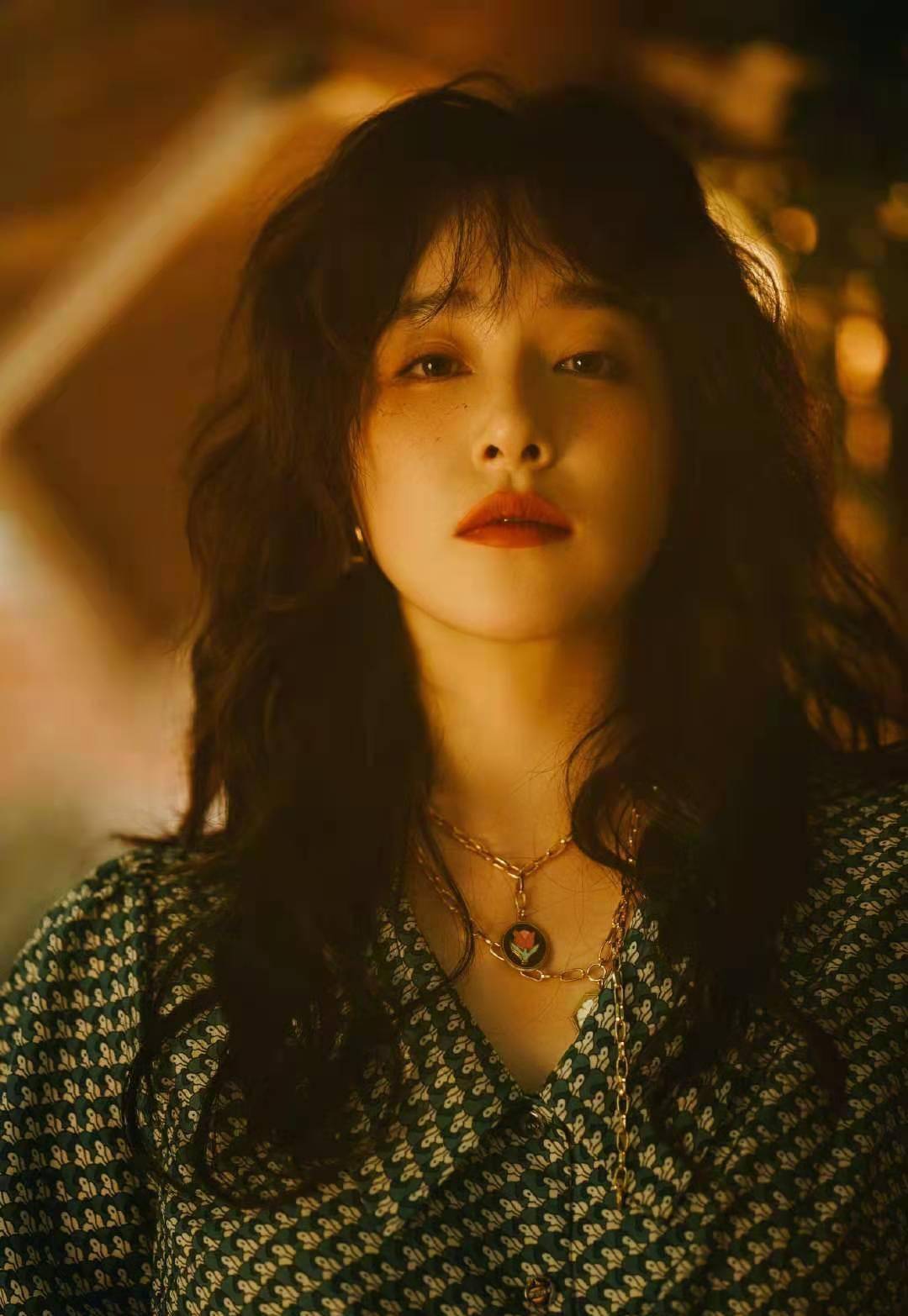 阚清子真是时髦精,波浪卷泡泡发在线营业,港风味十足_故事_红色_大片