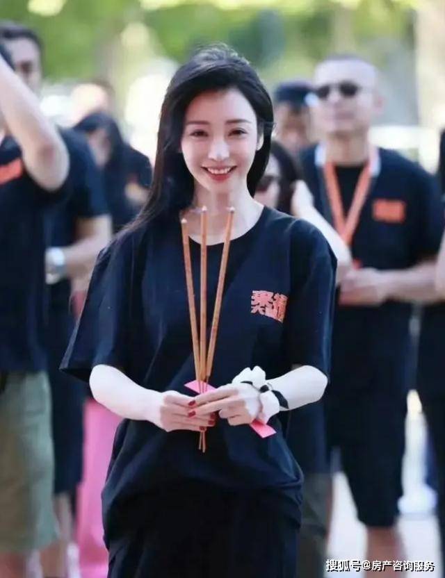 42岁柳岩近况:消瘦近二十斤,事业线不见,脸部瘦脱相变化大_大鹏_电影