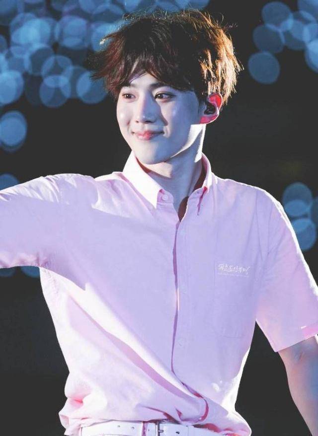 exo金俊勉机场秀搞笑功力,倒地打滚惹爆笑,灿烈后面偷拍成亮点_exo