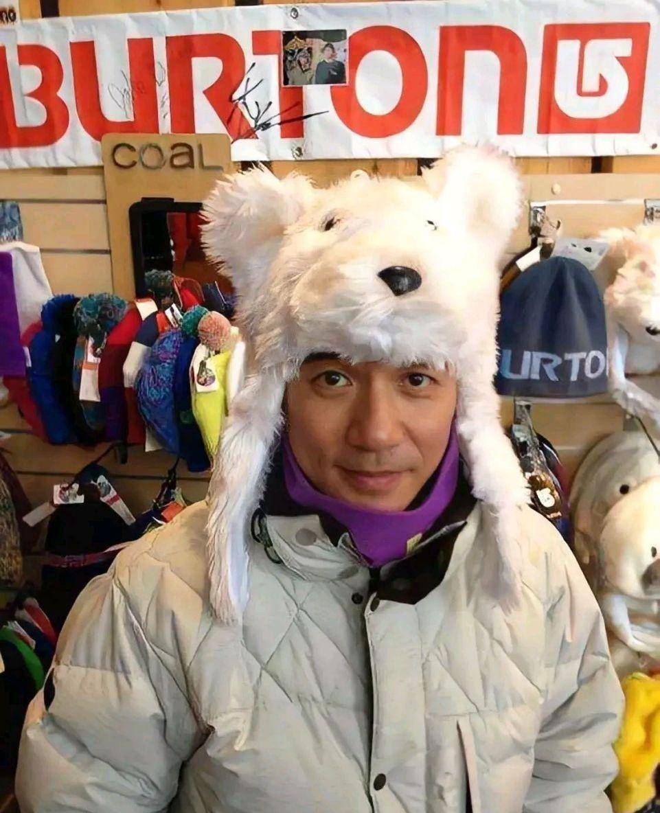 梁朝伟喜欢滑雪,安静,刘嘉玲喜欢喝酒,热闹.